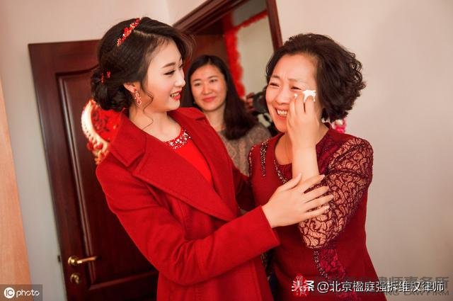 拆迁后老人拿到三套房子，全给了儿子，三个女儿不来往也犯法！