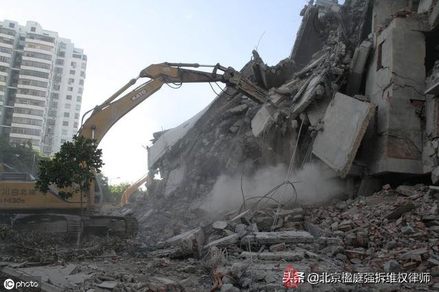 粗暴強拆違規建築違法嗎？對於這個話題，你這怎麼看？