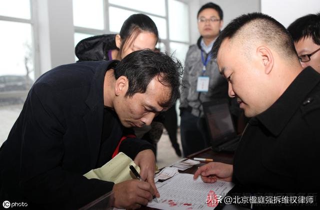 沒看到拆除安置補償協議內容,村書記就讓在空白協議簽字違法嗎?