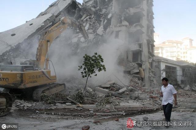 强拆违章建筑，执法人员有什么法定义务？